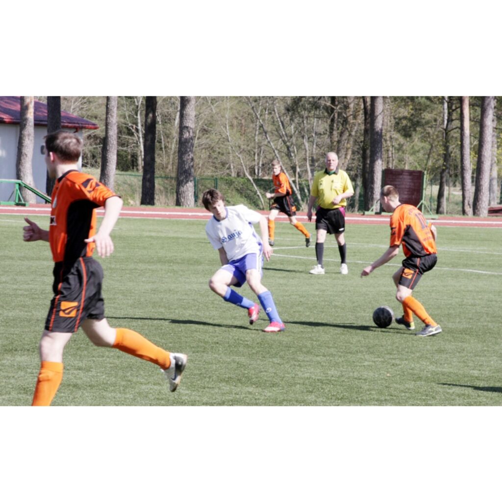 Valkas pilsētas stadionā, 3. maijā, savu pirmo spēli 2009.gada Latvijas 2. līgas čempionātā futbolā aizvadījuši FK “Valka” futbolisti.
Autors: Aldis Dubļāns