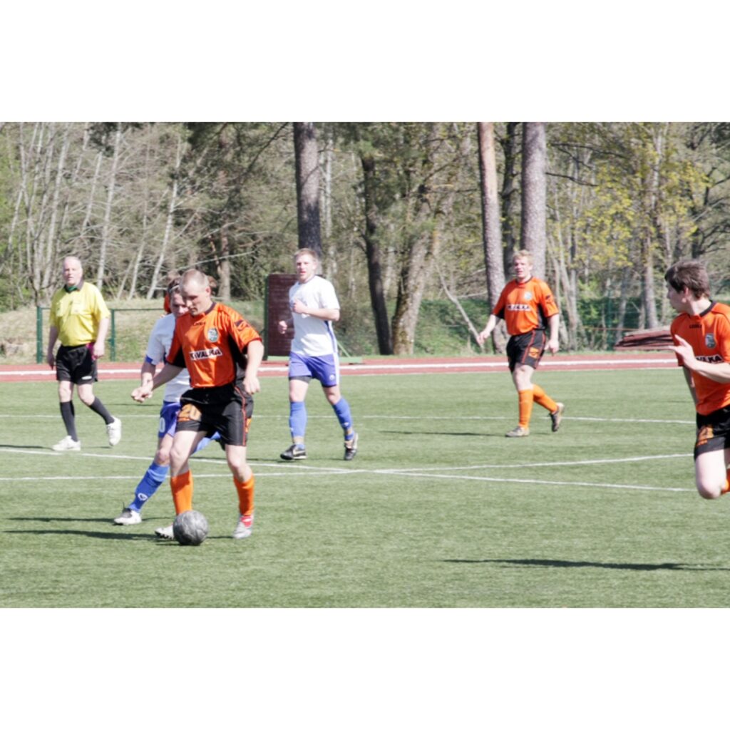 Valkas pilsētas stadionā, 3. maijā, savu pirmo spēli 2009.gada Latvijas 2. līgas čempionātā futbolā aizvadījuši FK “Valka” futbolisti.
Autors: Aldis Dubļāns