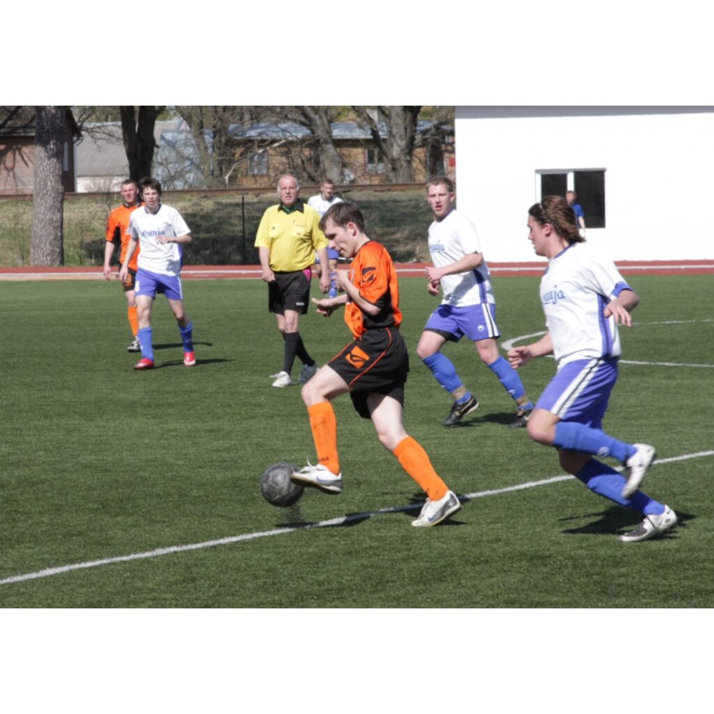 Valkas pilsētas stadionā, 3. maijā, savu pirmo spēli 2009.gada Latvijas 2. līgas čempionātā futbolā aizvadījuši FK “Valka” futbolisti.
Autors: Aldis Dubļāns