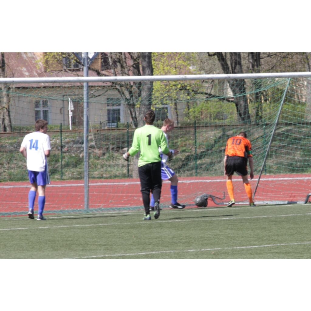 Valkas pilsētas stadionā, 3. maijā, savu pirmo spēli 2009.gada Latvijas 2. līgas čempionātā futbolā aizvadījuši FK “Valka” futbolisti.
Autors: Aldis Dubļāns