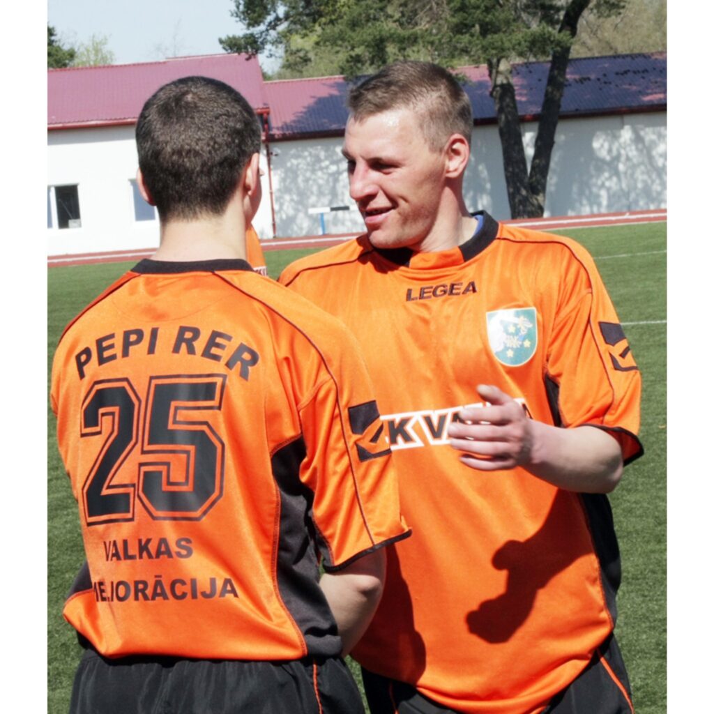Valkas pilsētas stadionā, 3. maijā, savu pirmo spēli 2009.gada Latvijas 2. līgas čempionātā futbolā aizvadījuši FK “Valka” futbolisti.
Autors: Aldis Dubļāns
