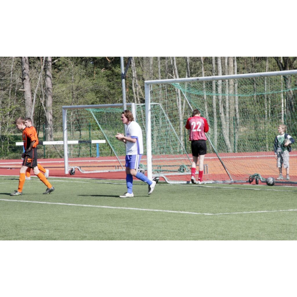 Valkas pilsētas stadionā, 3. maijā, savu pirmo spēli 2009.gada Latvijas 2. līgas čempionātā futbolā aizvadījuši FK “Valka” futbolisti.
Autors: Aldis Dubļāns