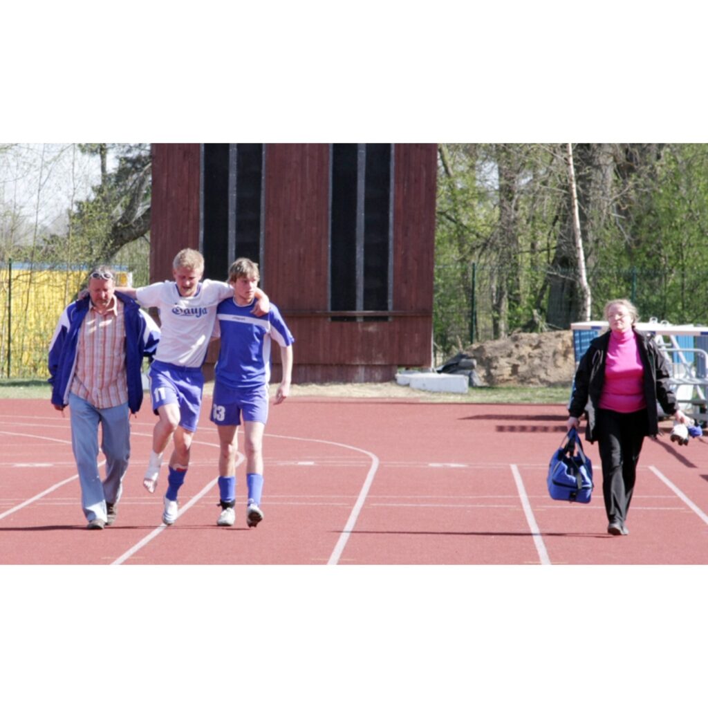 Valkas pilsētas stadionā, 3. maijā, savu pirmo spēli 2009.gada Latvijas 2. līgas čempionātā futbolā aizvadījuši FK “Valka” futbolisti.
Autors: Aldis Dubļāns