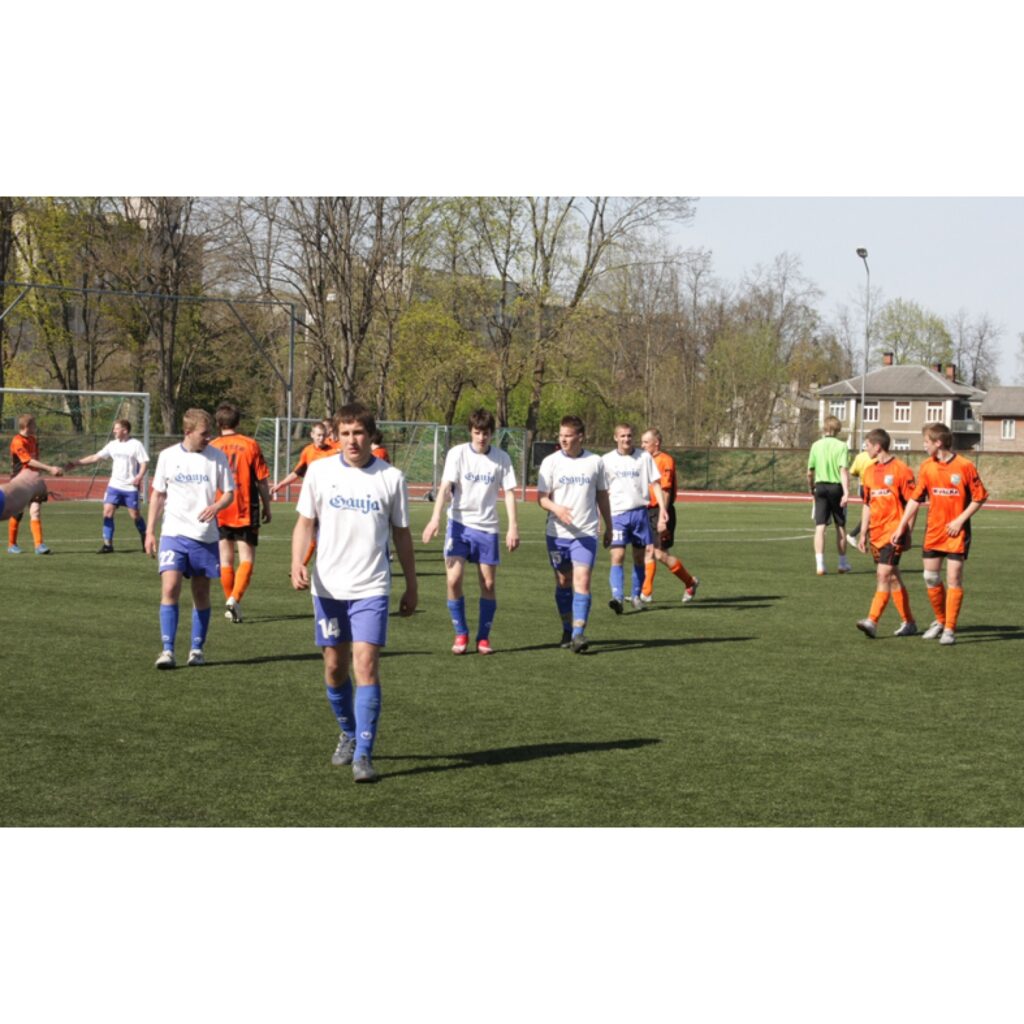 Valkas pilsētas stadionā, 3. maijā, savu pirmo spēli 2009.gada Latvijas 2. līgas čempionātā futbolā aizvadījuši FK “Valka” futbolisti.
Autors: Aldis Dubļāns