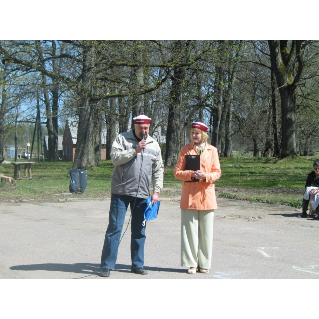 Piektdien, 1. maijā, Valkas pagasta Lugažu muižas pagalmā sākās Valkas pagasta simtgades jubilejas svinības. Tās ir paredzētas divas dienas.
Autors: Aivars Zilbers