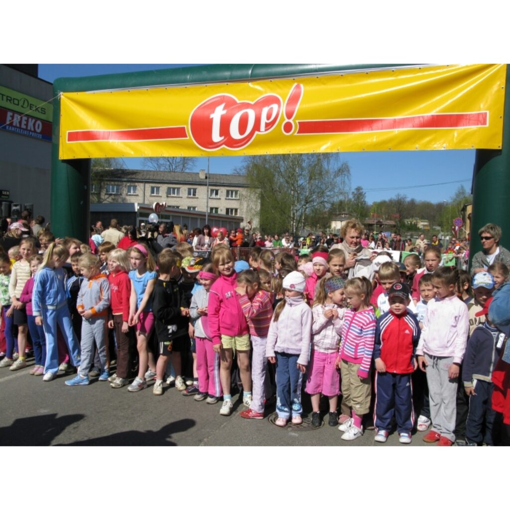 Šodien Smiltenes centru bija pārņēmis sportisks noskaņojums. Vairāki simti skolēnu no Vidzemes sacentās tradicionālajās “top!” ielu stafetēs. Dalībnieku vidū bija arī Igaunijas pilsētas Valgas sportisti.
Autors: Sandra Pētersone