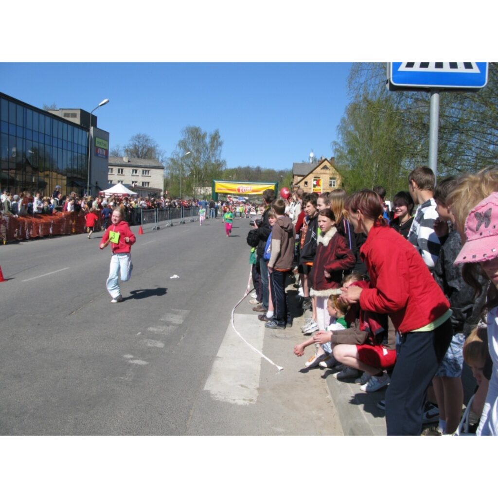 Šodien Smiltenes centru bija pārņēmis sportisks noskaņojums. Vairāki simti skolēnu no Vidzemes sacentās tradicionālajās “top!” ielu stafetēs. Dalībnieku vidū bija arī Igaunijas pilsētas Valgas sportisti.
Autors: Sandra Pētersone