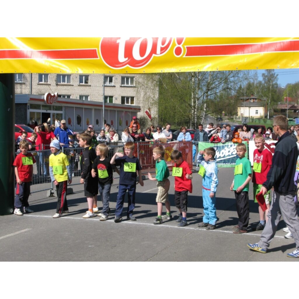 Šodien Smiltenes centru bija pārņēmis sportisks noskaņojums. Vairāki simti skolēnu no Vidzemes sacentās tradicionālajās “top!” ielu stafetēs. Dalībnieku vidū bija arī Igaunijas pilsētas Valgas sportisti.
Autors: Sandra Pētersone