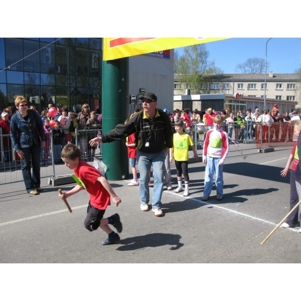 Šodien Smiltenes centru bija pārņēmis sportisks noskaņojums. Vairāki simti skolēnu no Vidzemes sacentās tradicionālajās “top!” ielu stafetēs. Dalībnieku vidū bija arī Igaunijas pilsētas Valgas sportisti.
Autors: Sandra Pētersone