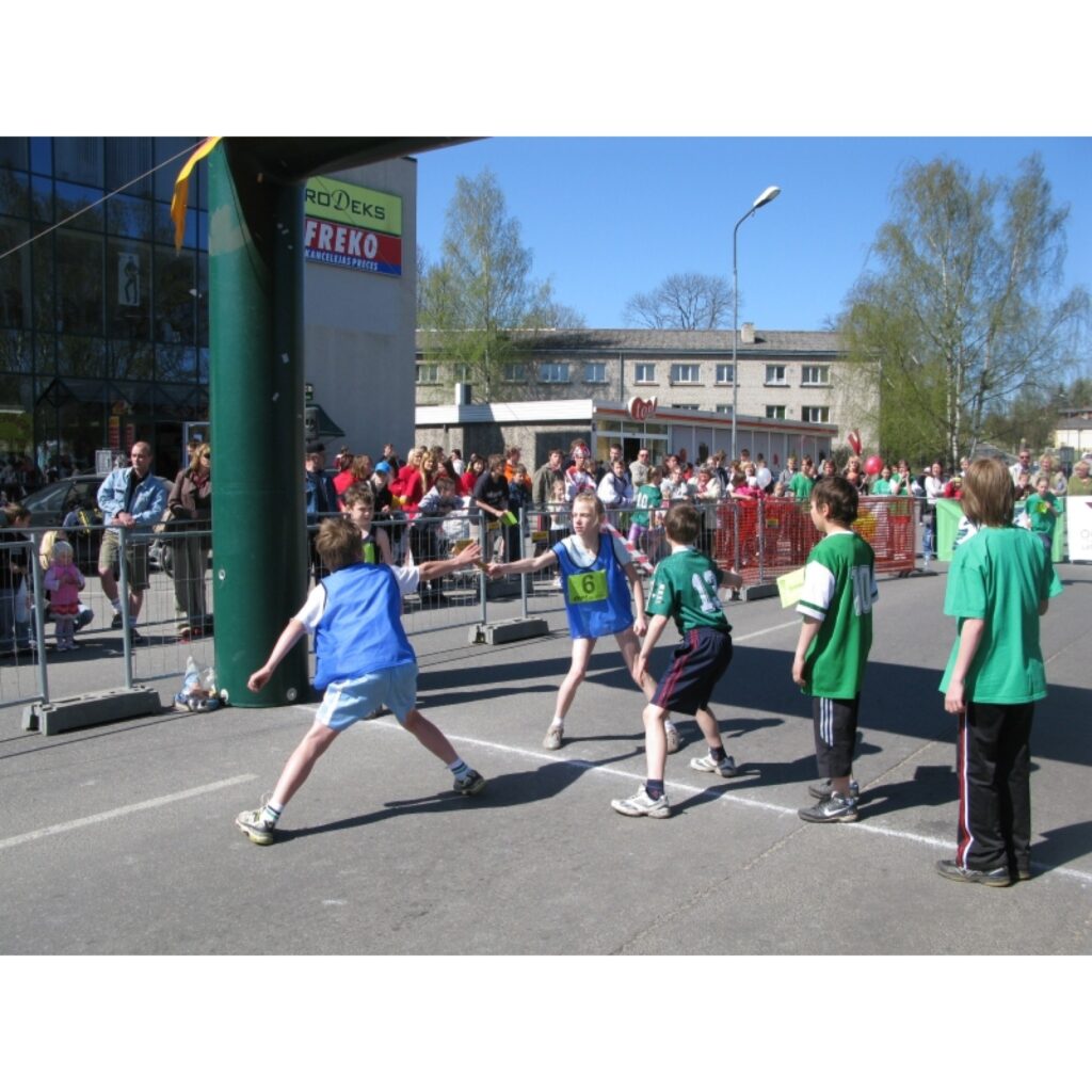 Šodien Smiltenes centru bija pārņēmis sportisks noskaņojums. Vairāki simti skolēnu no Vidzemes sacentās tradicionālajās “top!” ielu stafetēs. Dalībnieku vidū bija arī Igaunijas pilsētas Valgas sportisti.
Autors: Sandra Pētersone
