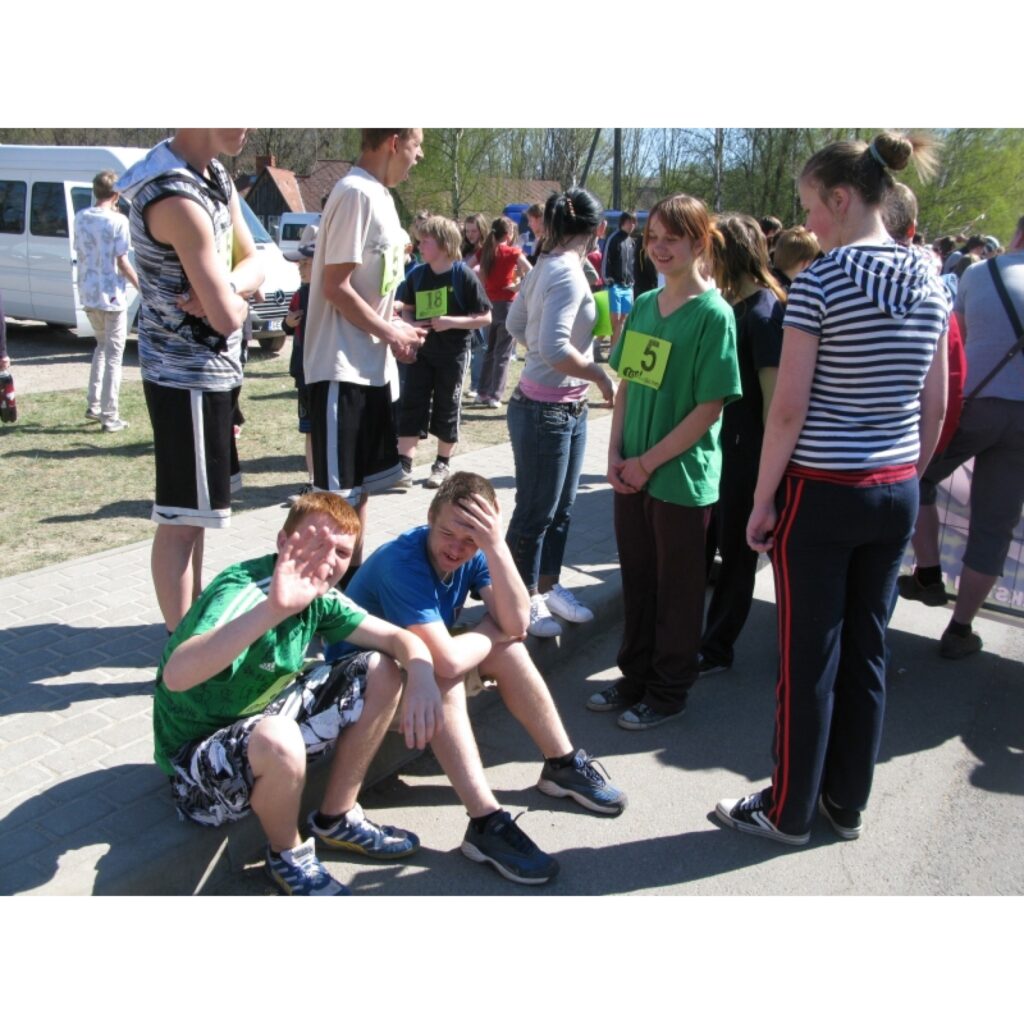 Šodien Smiltenes centru bija pārņēmis sportisks noskaņojums. Vairāki simti skolēnu no Vidzemes sacentās tradicionālajās “top!” ielu stafetēs. Dalībnieku vidū bija arī Igaunijas pilsētas Valgas sportisti.
Autors: Sandra Pētersone