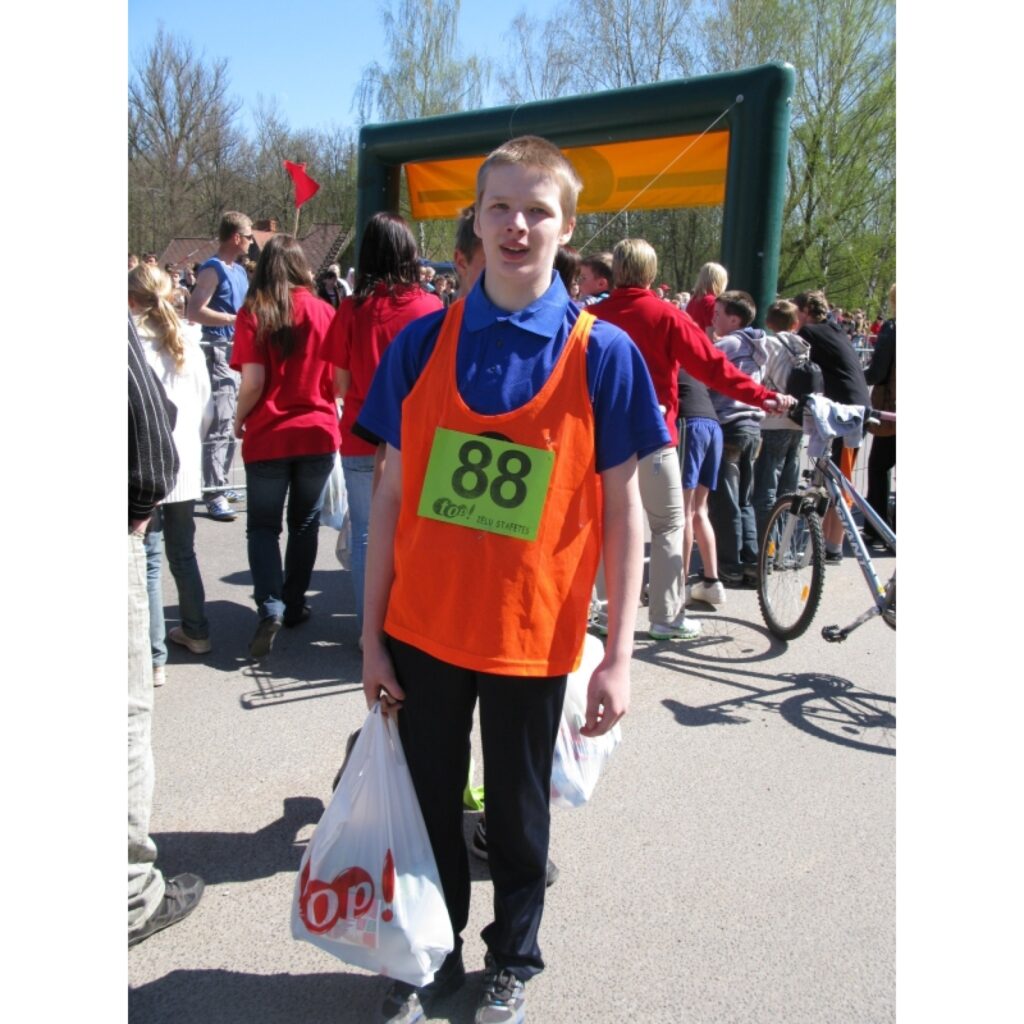 Šodien Smiltenes centru bija pārņēmis sportisks noskaņojums. Vairāki simti skolēnu no Vidzemes sacentās tradicionālajās “top!” ielu stafetēs. Dalībnieku vidū bija arī Igaunijas pilsētas Valgas sportisti.
Autors: Sandra Pētersone