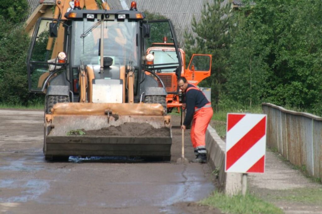 Valsts akciju sabiedrības “Latvijas autoceļu uzturētājs” filiāles “Vidzemes ceļi” Smiltenes ceļu rajona meistari cenšas sakārtot ceļu Vijciema centrā. 
Autors: Aldis Dubļāns