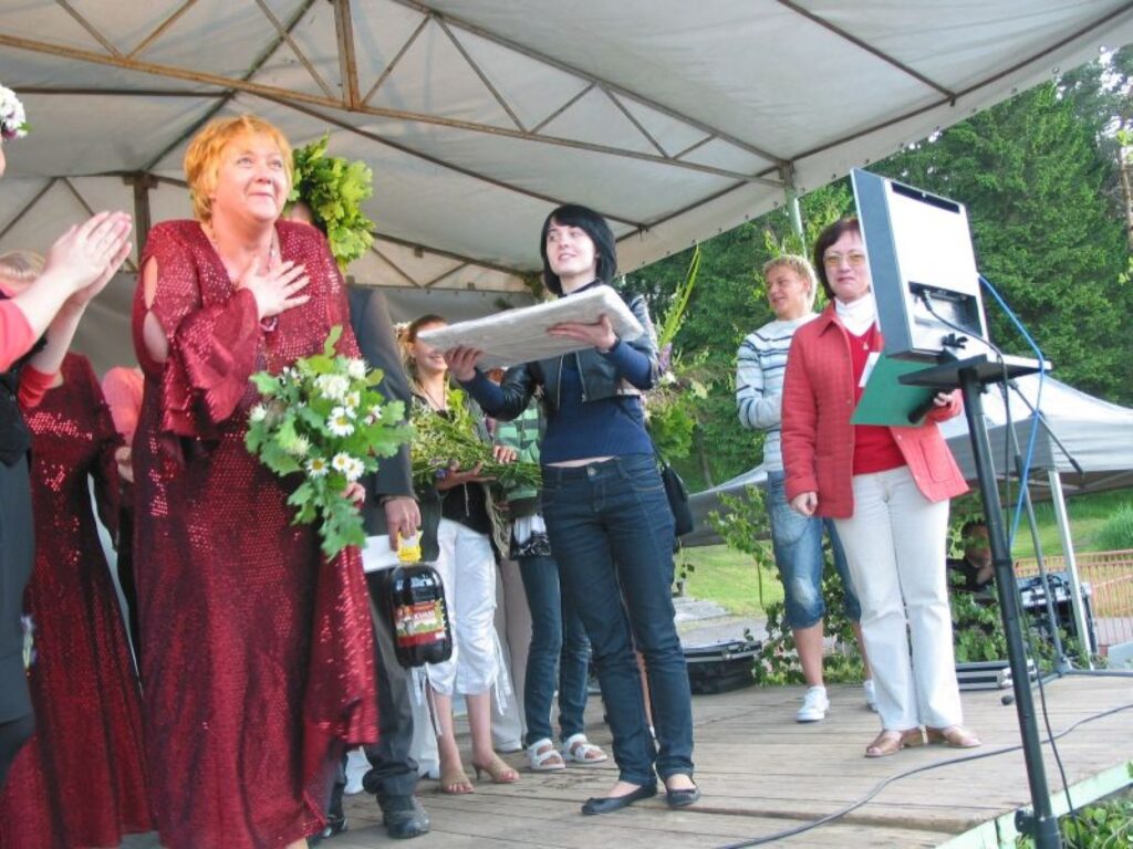 Pirmajā karaoke šovā Valkas brīvdabas estrādē uzvaras laurus plūca Aija Sallu.
Autors: Inga Karpova