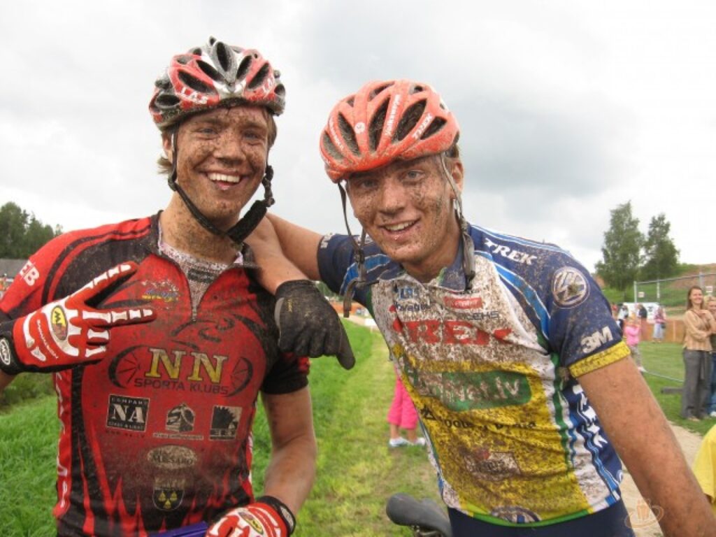 Kopā ar smiltenieti Jāni Rezinu (no kreisās) pēc MTB mačiem “Trek - Philips” maratonā Apē.
Autors: No personīgā arhīva