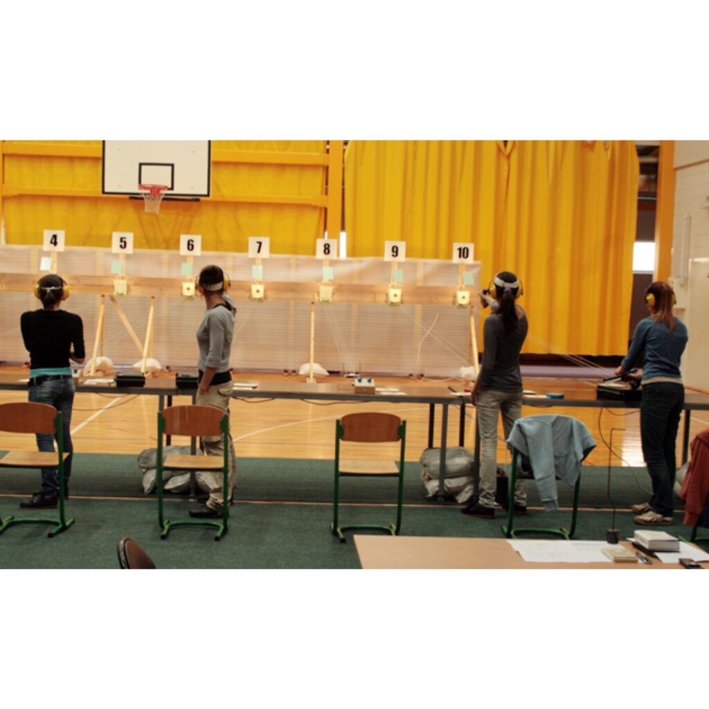 Reportāža no Latvijas jaunatnes olimpiskajām spēlēm Valkā šaušanā. Sacensības notiek sestdien un svētdien un beigsies šodien vēlā pēcpusdienā. Šī ir pirmā reize jaunatnes Olimpisko spēļu vēsturē, kad par sacensībū vietu izvēlēta Valka.
Autors: Aldis Dubļāns