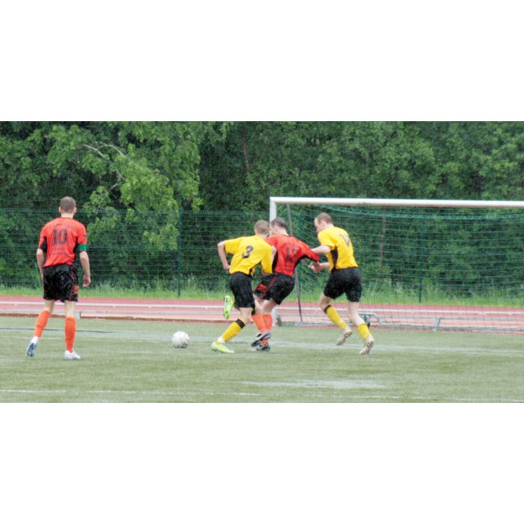 Vidzemes čempionāts futbolā, kas notika sestdien Valkas stadionā, norisinājās ekstrēmos apstākļos. Rezultāts: Smiltene - Valka 0:0.
Autors: Aldis Dubļāns