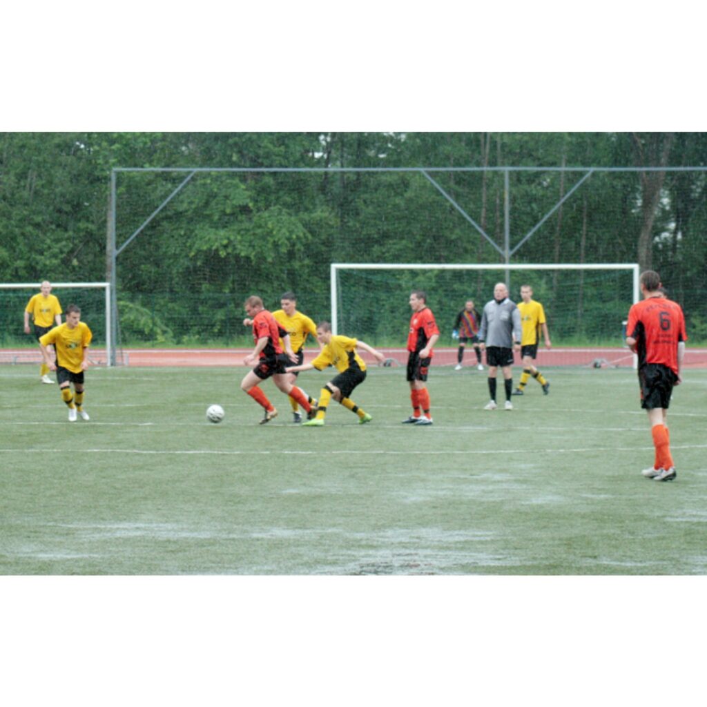 Vidzemes čempionāts futbolā, kas notika sestdien Valkas stadionā, norisinājās ekstrēmos apstākļos. Rezultāts: Smiltene - Valka 0:0.
Autors: Aldis Dubļāns