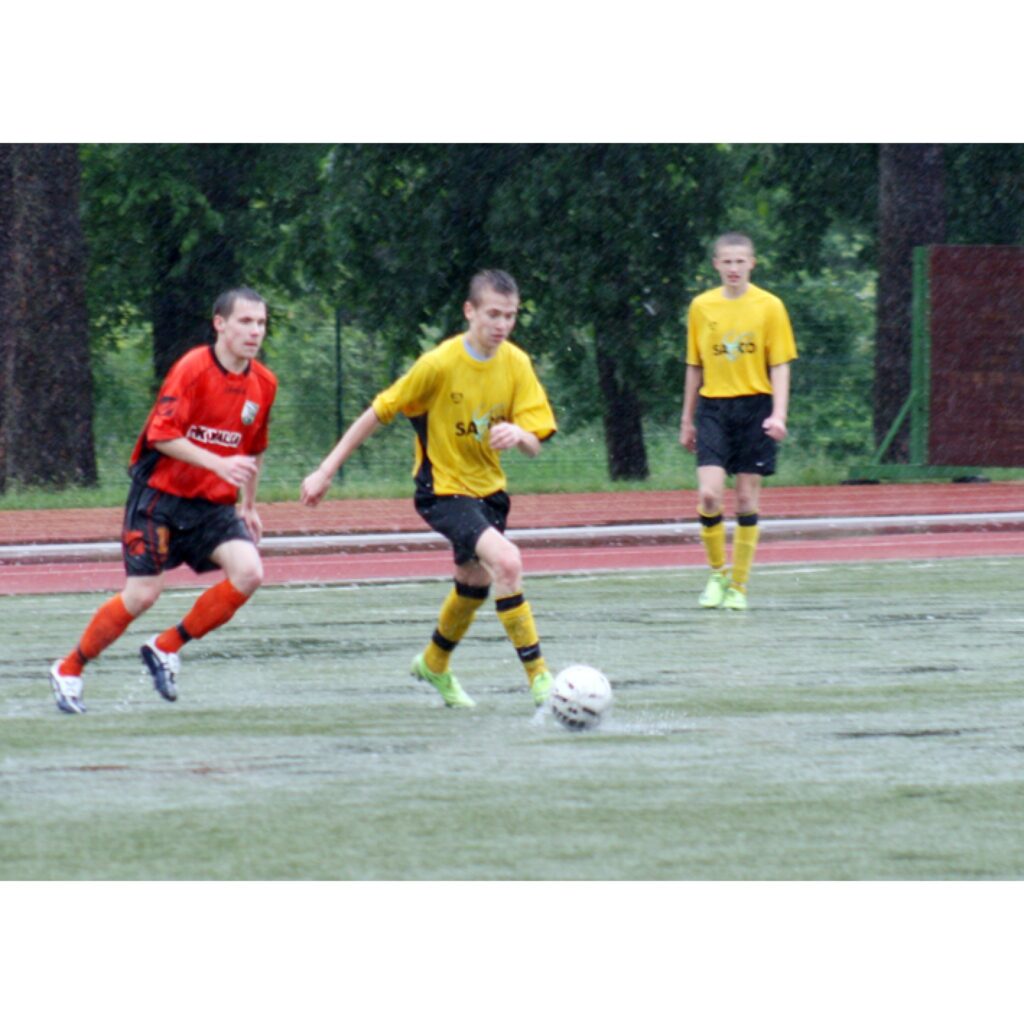Vidzemes čempionāts futbolā, kas notika sestdien Valkas stadionā, norisinājās ekstrēmos apstākļos. Rezultāts: Smiltene - Valka 0:0.
Autors: Aldis Dubļāns
