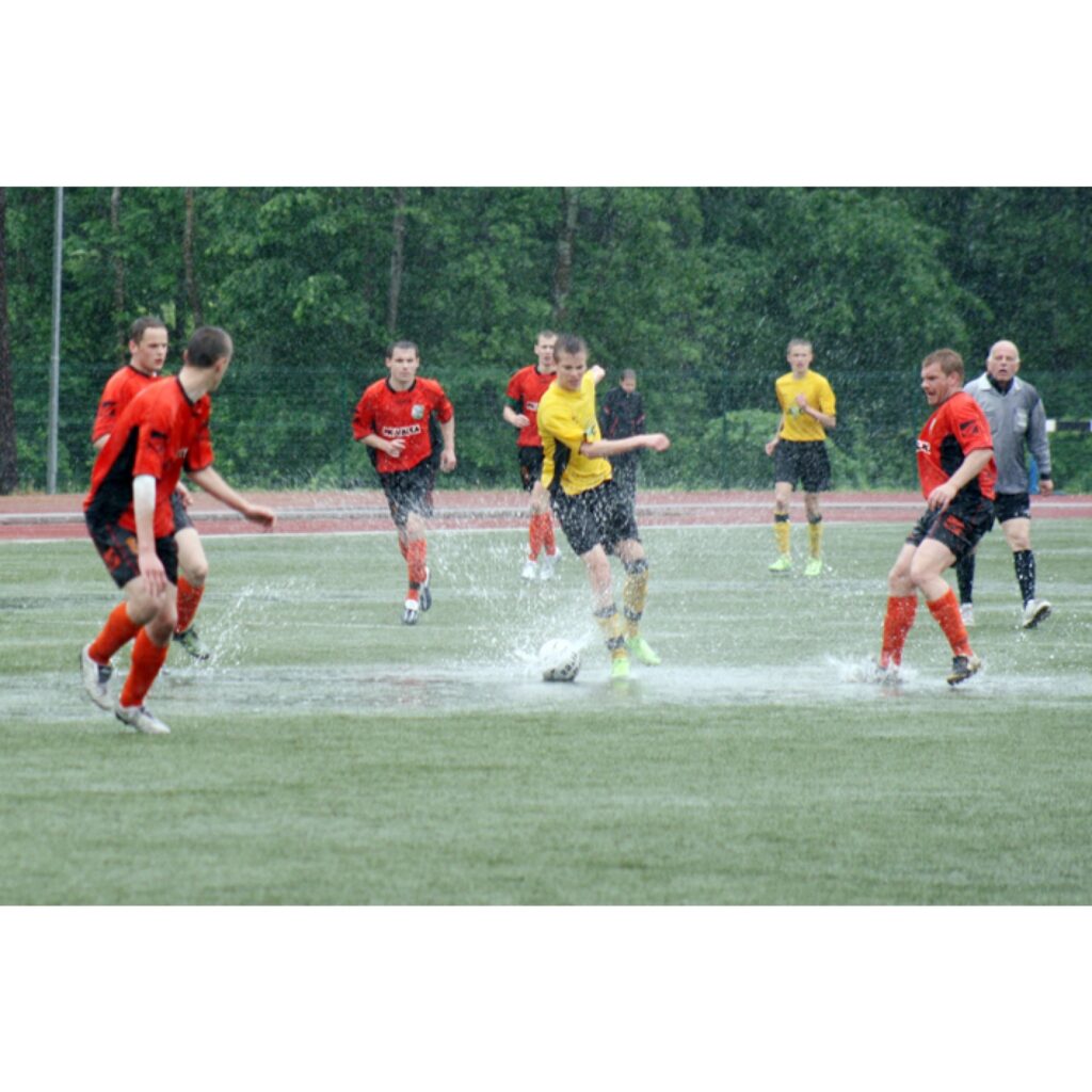 Vidzemes čempionāts futbolā, kas notika sestdien Valkas stadionā, norisinājās ekstrēmos apstākļos. Rezultāts: Smiltene - Valka 0:0.
Autors: Aldis Dubļāns