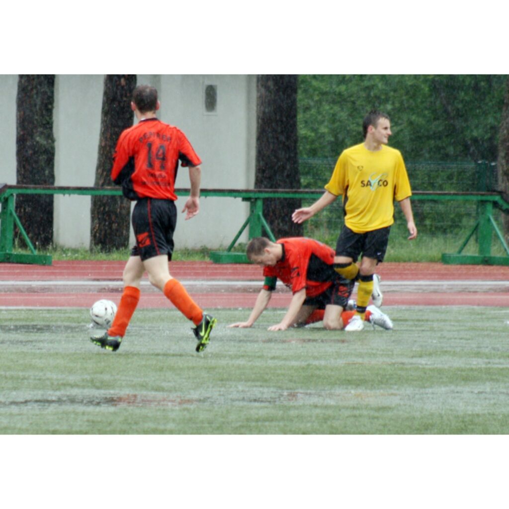Vidzemes čempionāts futbolā, kas notika sestdien Valkas stadionā, norisinājās ekstrēmos apstākļos. Rezultāts: Smiltene - Valka 0:0.
Autors: Aldis Dubļāns