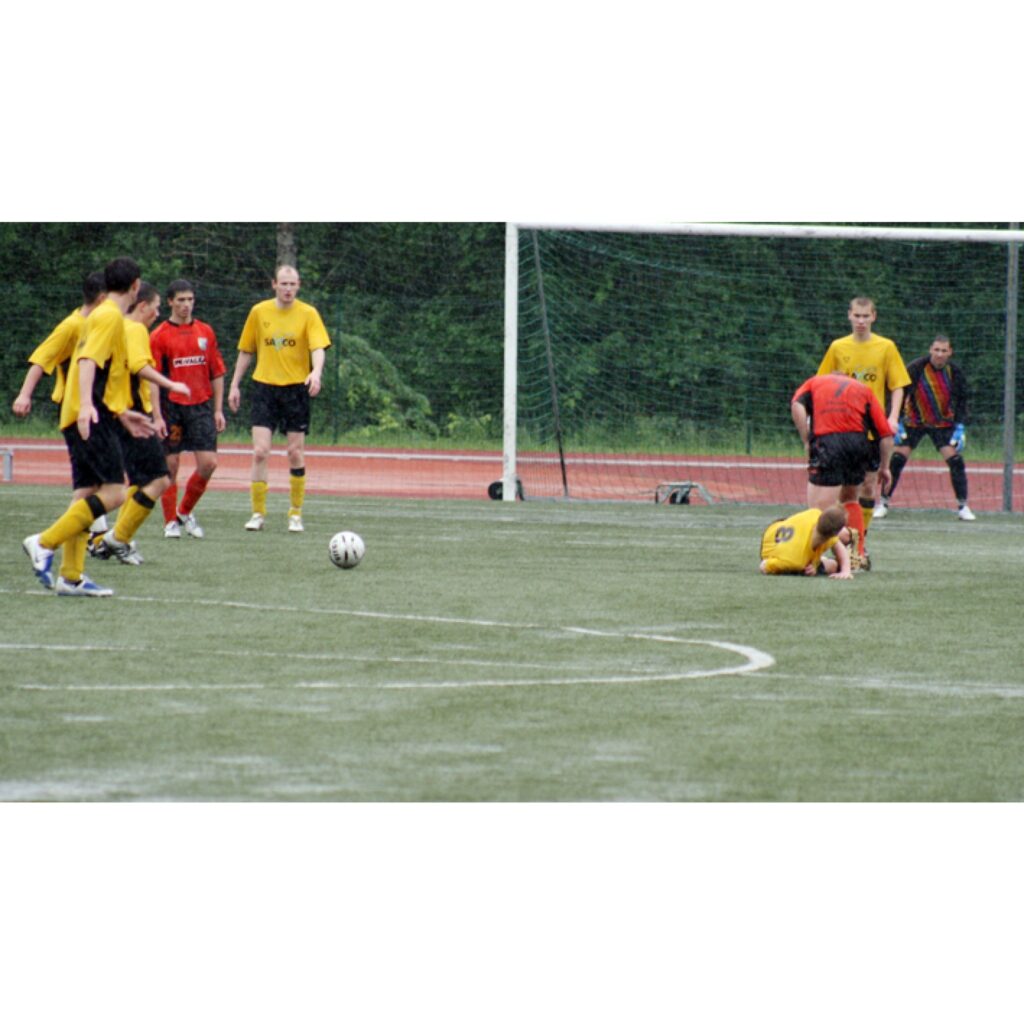 Vidzemes čempionāts futbolā, kas notika sestdien Valkas stadionā, norisinājās ekstrēmos apstākļos. Rezultāts: Smiltene - Valka 0:0.
Autors: Aldis Dubļāns