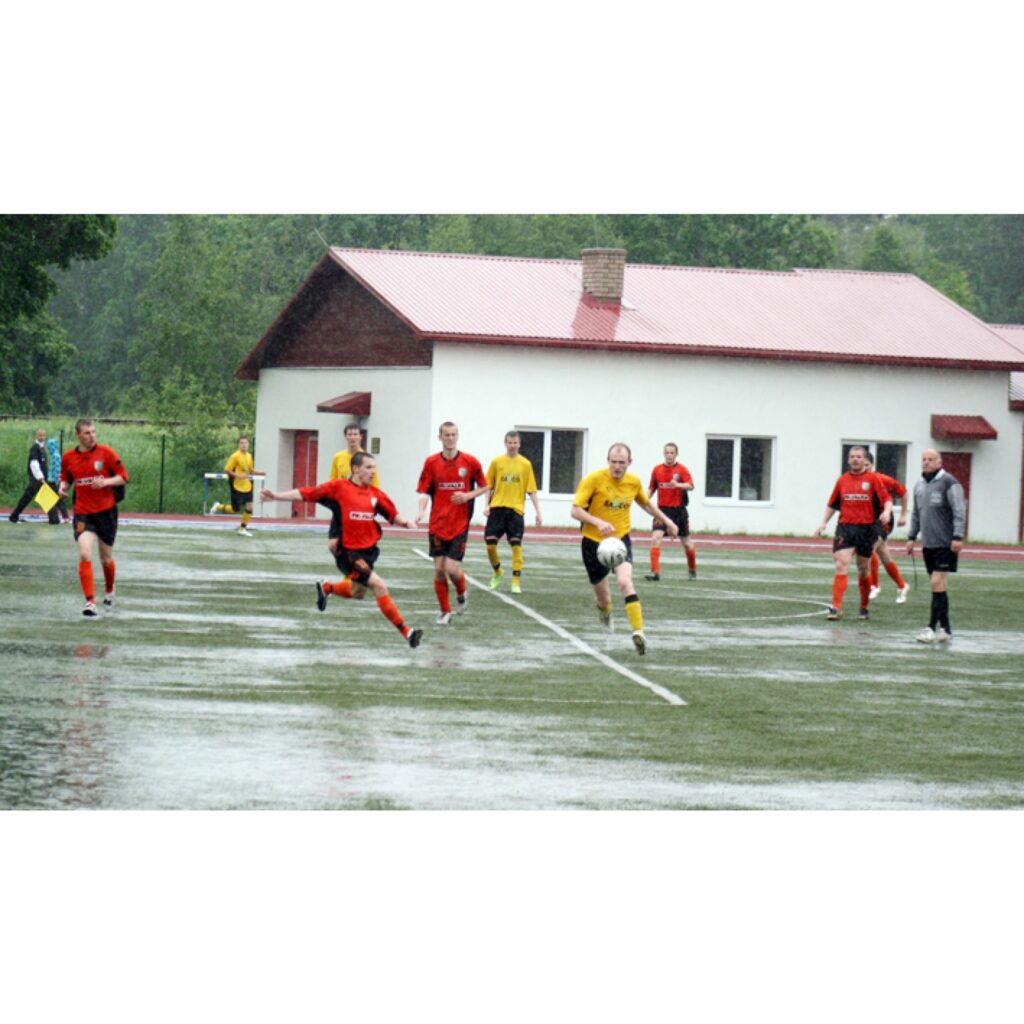 Vidzemes čempionāts futbolā, kas notika sestdien Valkas stadionā, norisinājās ekstrēmos apstākļos. Rezultāts: Smiltene - Valka 0:0.
Autors: Aldis Dubļāns