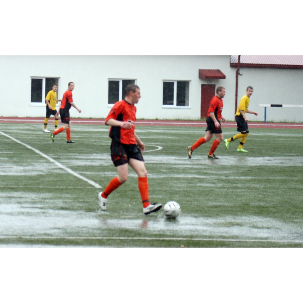 Vidzemes čempionāts futbolā, kas notika sestdien Valkas stadionā, norisinājās ekstrēmos apstākļos. Rezultāts: Smiltene - Valka 0:0.
Autors: Aldis Dubļāns