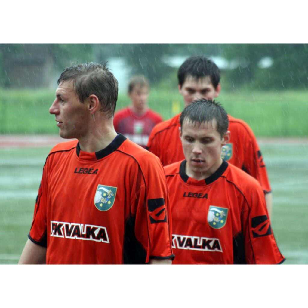 Vidzemes čempionāts futbolā, kas notika sestdien Valkas stadionā, norisinājās ekstrēmos apstākļos. Rezultāts: Smiltene - Valka 0:0.
Autors: Aldis Dubļāns