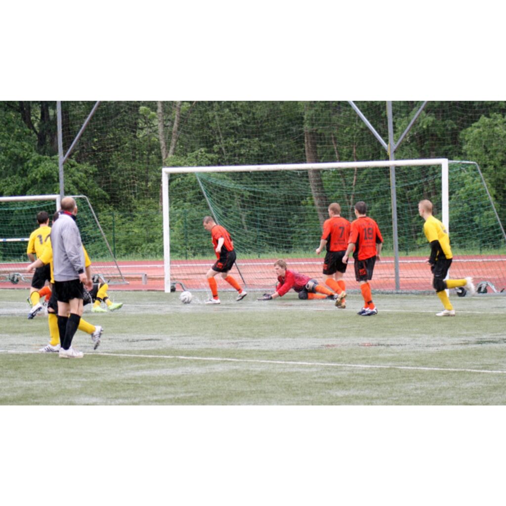 Vidzemes čempionāts futbolā, kas notika sestdien Valkas stadionā, norisinājās ekstrēmos apstākļos. Rezultāts: Smiltene - Valka 0:0.
Autors: Aldis Dubļāns