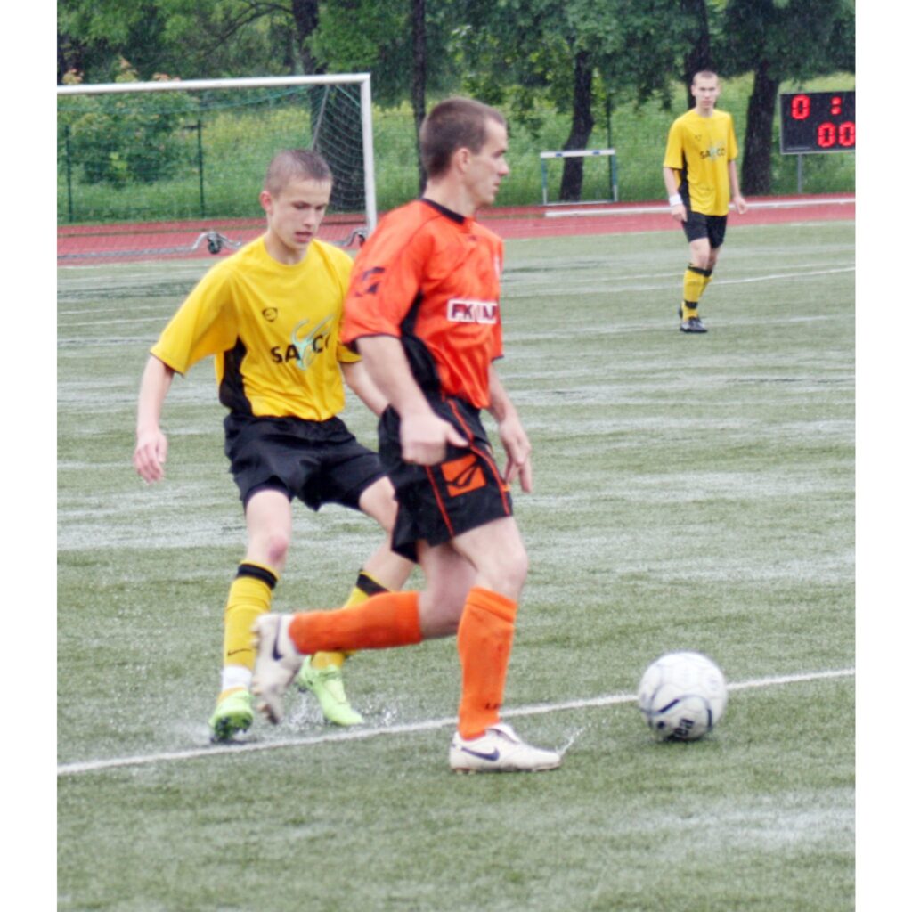Vidzemes čempionāts futbolā, kas notika sestdien Valkas stadionā, norisinājās ekstrēmos apstākļos. Rezultāts: Smiltene - Valka 0:0.
Autors: Aldis Dubļāns