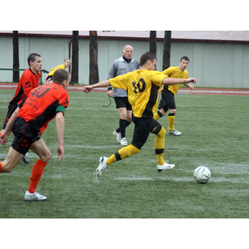 Vidzemes čempionāts futbolā, kas notika sestdien Valkas stadionā, norisinājās ekstrēmos apstākļos. Rezultāts: Smiltene - Valka 0:0.
Autors: Aldis Dubļāns