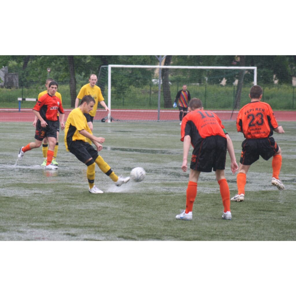 Vidzemes čempionāts futbolā, kas notika sestdien Valkas stadionā, norisinājās ekstrēmos apstākļos. Rezultāts: Smiltene - Valka 0:0.
Autors: Aldis Dubļāns