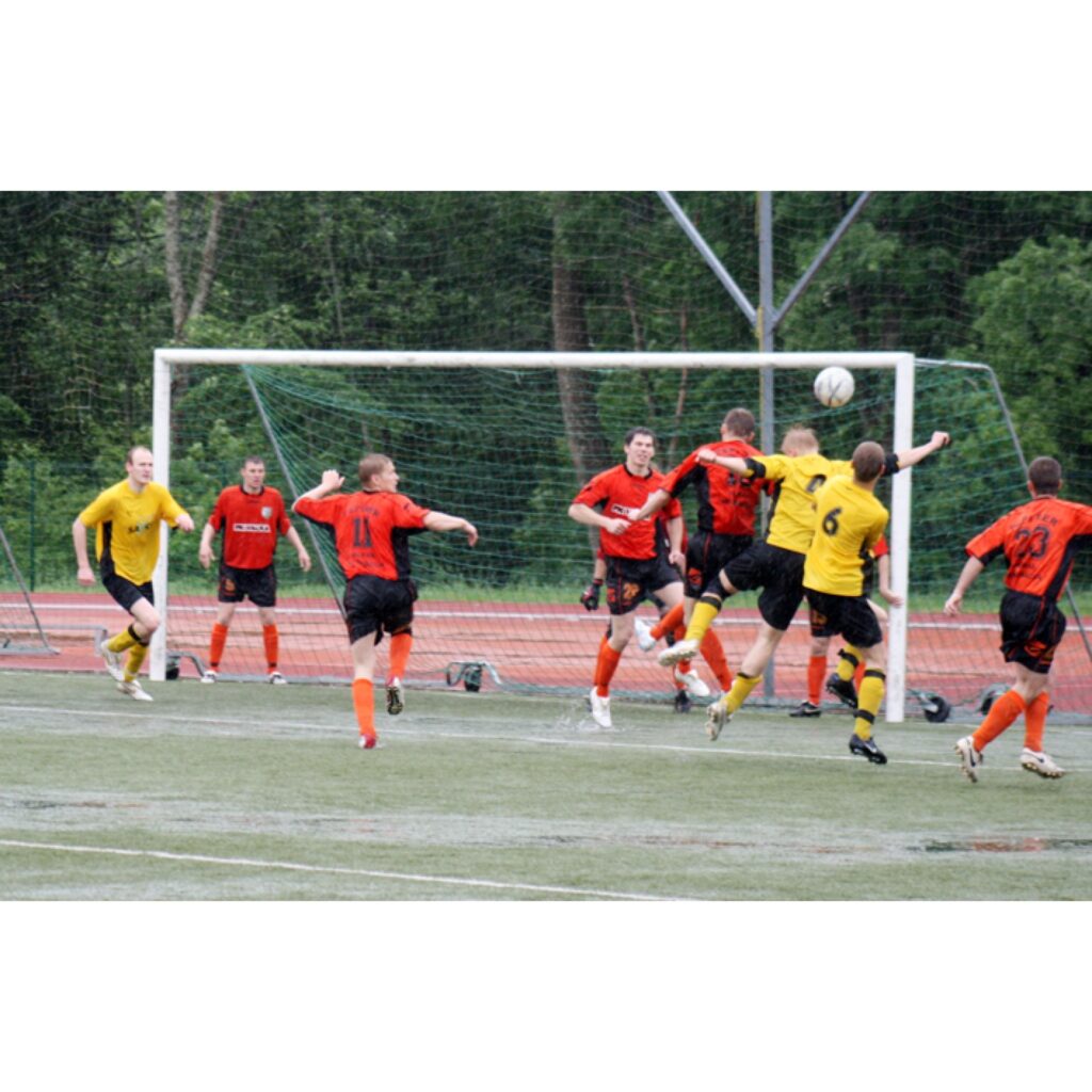 Vidzemes čempionāts futbolā, kas notika sestdien Valkas stadionā, norisinājās ekstrēmos apstākļos. Rezultāts: Smiltene - Valka 0:0.
Autors: Aldis Dubļāns