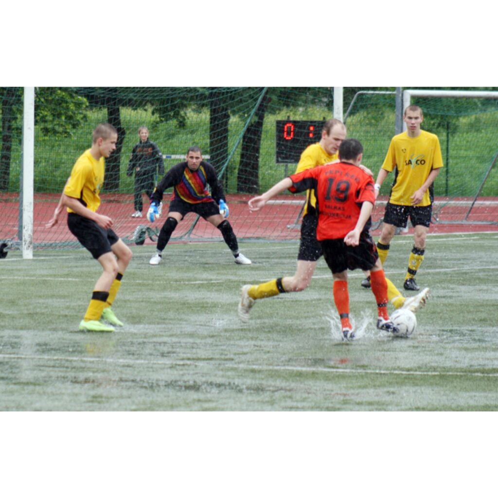 Vidzemes čempionāts futbolā, kas notika sestdien Valkas stadionā, norisinājās ekstrēmos apstākļos. Rezultāts: Smiltene - Valka 0:0.
Autors: Aldis Dubļāns