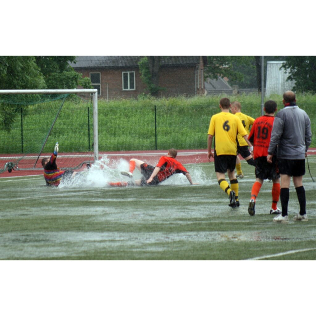 Vidzemes čempionāts futbolā, kas notika sestdien Valkas stadionā, norisinājās ekstrēmos apstākļos. Rezultāts: Smiltene - Valka 0:0.
Autors: Aldis Dubļāns
