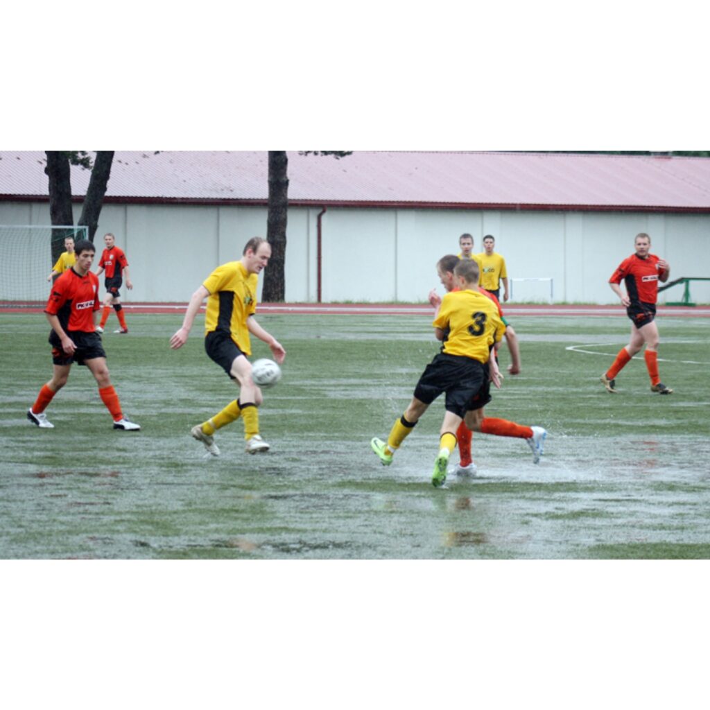 Vidzemes čempionāts futbolā, kas notika sestdien Valkas stadionā, norisinājās ekstrēmos apstākļos. Rezultāts: Smiltene - Valka 0:0.
Autors: Aldis Dubļāns