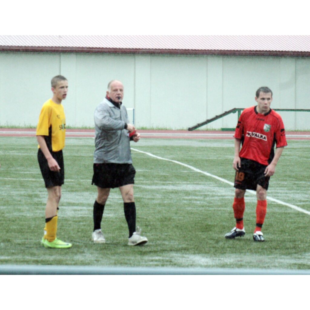Vidzemes čempionāts futbolā, kas notika sestdien Valkas stadionā, norisinājās ekstrēmos apstākļos. Rezultāts: Smiltene - Valka 0:0.
Autors: Aldis Dubļāns