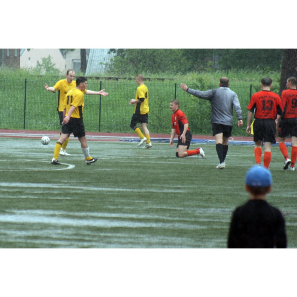 Vidzemes čempionāts futbolā, kas notika sestdien Valkas stadionā, norisinājās ekstrēmos apstākļos. Rezultāts: Smiltene - Valka 0:0.
Autors: Aldis Dubļāns