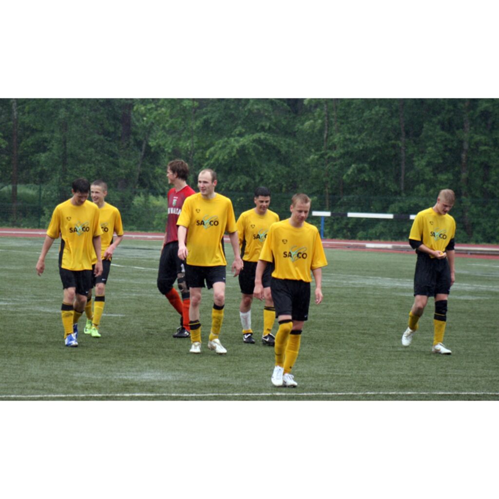 Vidzemes čempionāts futbolā, kas notika sestdien Valkas stadionā, norisinājās ekstrēmos apstākļos. Rezultāts: Smiltene - Valka 0:0.
Autors: Aldis Dubļāns