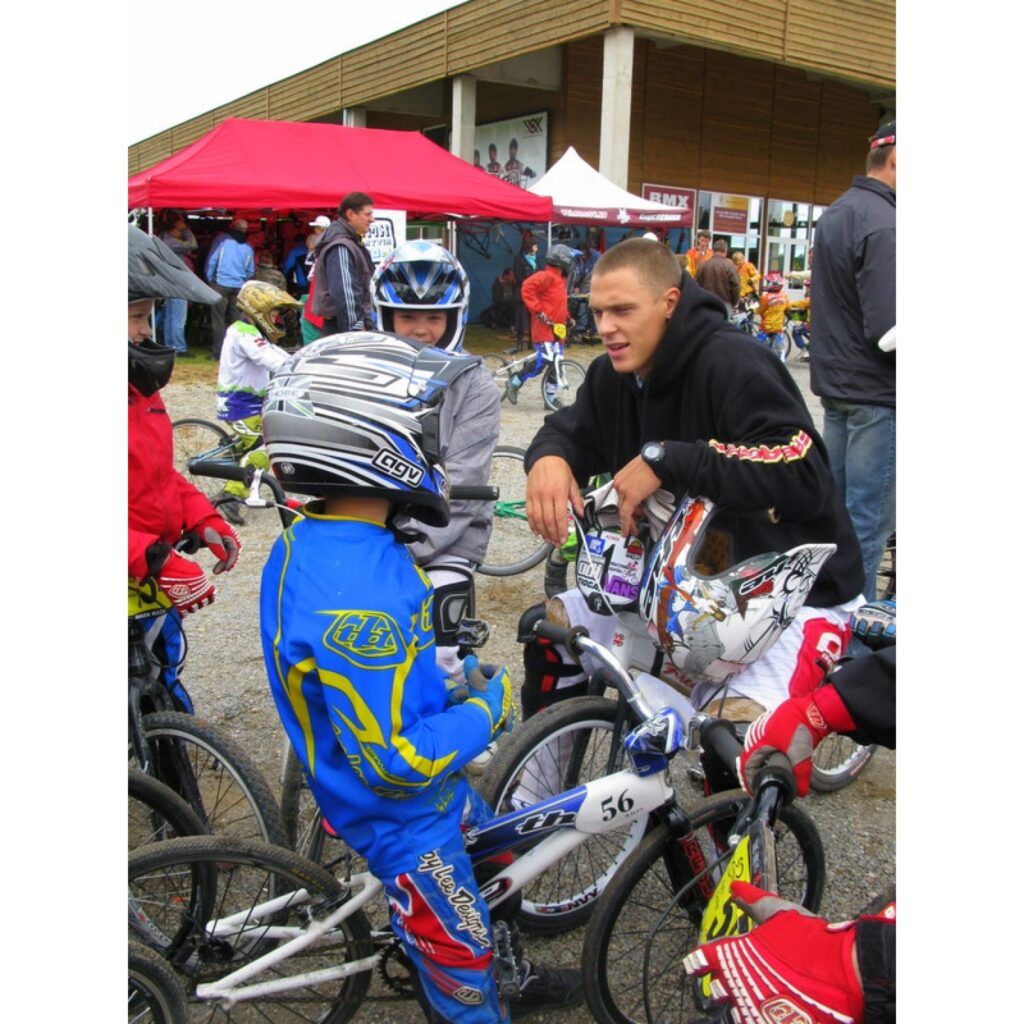 6. jūnijā Smiltenes BMX kluba „Silvas Ziķeri” un Valkas „Alko” sportisti piedalījās 21. Latvijas Nacionālā BMX čempionāta 2. posmā un Valmieras pagasta kausa izcīņā Open un Super Pro grupās. Trasē bija ko redzēt, azartiskas un dinamiskas...
Autors: Santa Sinka