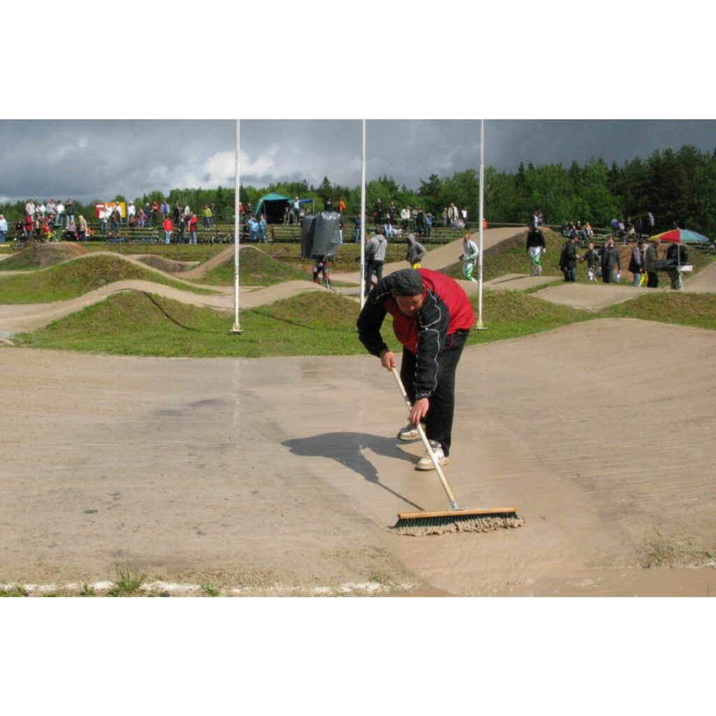 6. jūnijā Smiltenes BMX kluba „Silvas Ziķeri” un Valkas „Alko” sportisti piedalījās 21. Latvijas Nacionālā BMX čempionāta 2. posmā un Valmieras pagasta kausa izcīņā Open un Super Pro grupās. Trasē bija ko redzēt, azartiskas un dinamiskas...
Autors: Santa Sinka