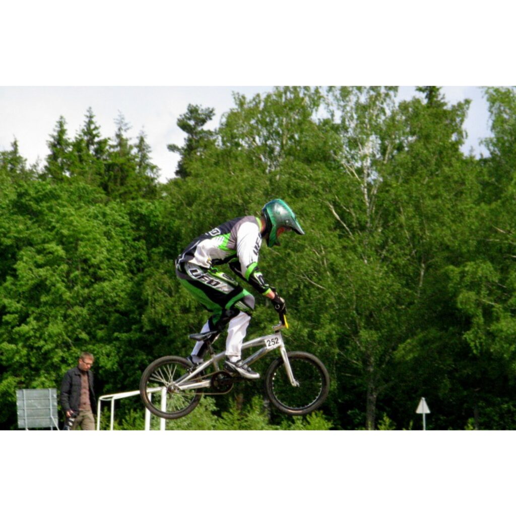 6. jūnijā Smiltenes BMX kluba „Silvas Ziķeri” un Valkas „Alko” sportisti piedalījās 21. Latvijas Nacionālā BMX čempionāta 2. posmā un Valmieras pagasta kausa izcīņā Open un Super Pro grupās. Trasē bija ko redzēt, azartiskas un dinamiskas...
Autors: Santa Sinka