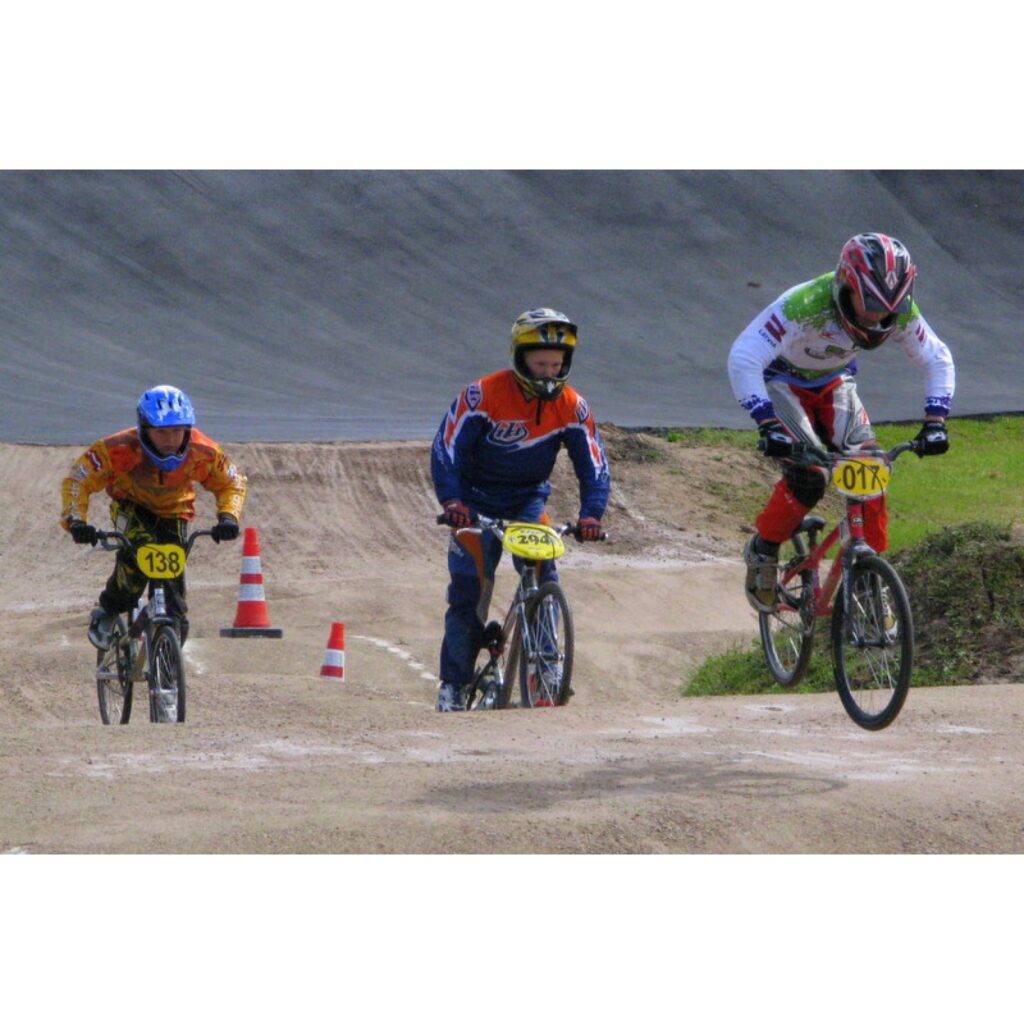 6. jūnijā Smiltenes BMX kluba „Silvas Ziķeri” un Valkas „Alko” sportisti piedalījās 21. Latvijas Nacionālā BMX čempionāta 2. posmā un Valmieras pagasta kausa izcīņā Open un Super Pro grupās. Trasē bija ko redzēt, azartiskas un dinamiskas...
Autors: Santa Sinka