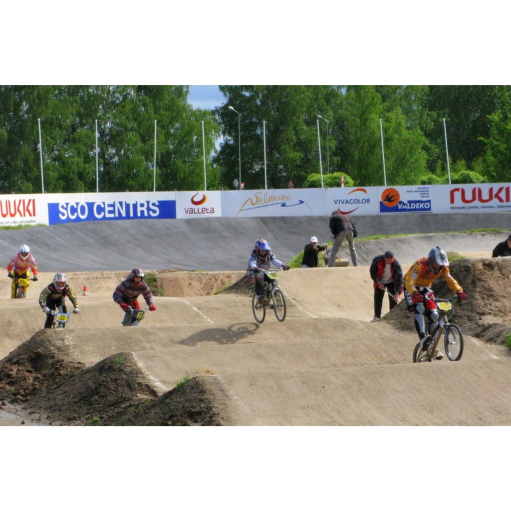 6. jūnijā Smiltenes BMX kluba „Silvas Ziķeri” un Valkas „Alko” sportisti piedalījās 21. Latvijas Nacionālā BMX čempionāta 2. posmā un Valmieras pagasta kausa izcīņā Open un Super Pro grupās. Trasē bija ko redzēt, azartiskas un dinamiskas...
Autors: Santa Sinka