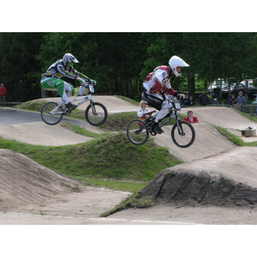 6. jūnijā Smiltenes BMX kluba „Silvas Ziķeri” un Valkas „Alko” sportisti piedalījās 21. Latvijas Nacionālā BMX čempionāta 2. posmā un Valmieras pagasta kausa izcīņā Open un Super Pro grupās. Trasē bija ko redzēt, azartiskas un dinamiskas...
Autors: Santa Sinka