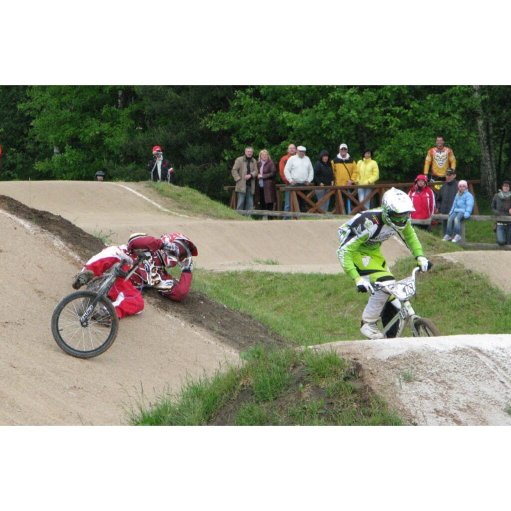 6. jūnijā Smiltenes BMX kluba „Silvas Ziķeri” un Valkas „Alko” sportisti piedalījās 21. Latvijas Nacionālā BMX čempionāta 2. posmā un Valmieras pagasta kausa izcīņā Open un Super Pro grupās. Trasē bija ko redzēt, azartiskas un dinamiskas...
Autors: Santa Sinka