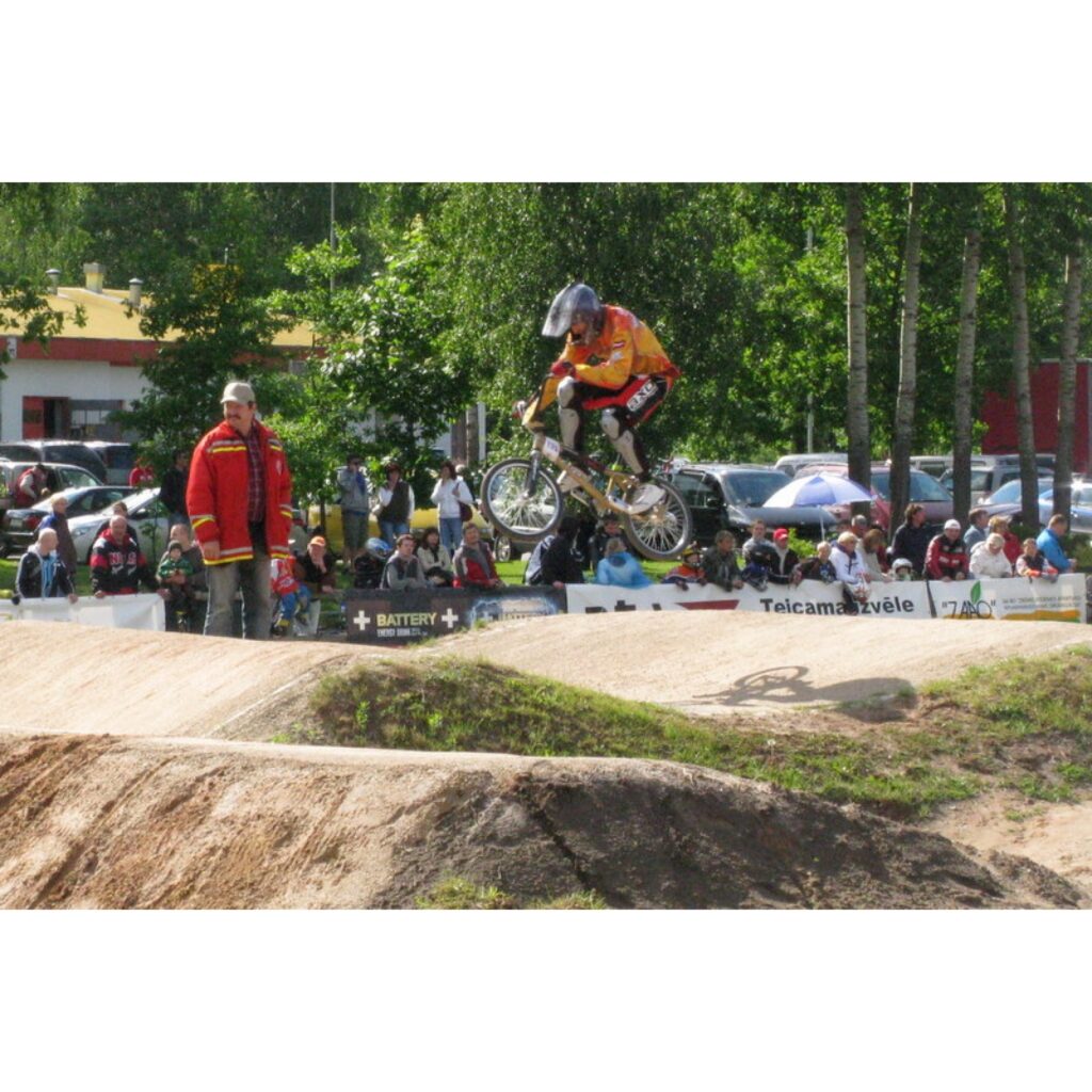 6. jūnijā Smiltenes BMX kluba „Silvas Ziķeri” un Valkas „Alko” sportisti piedalījās 21. Latvijas Nacionālā BMX čempionāta 2. posmā un Valmieras pagasta kausa izcīņā Open un Super Pro grupās. Trasē bija ko redzēt, azartiskas un dinamiskas...
Autors: Santa Sinka