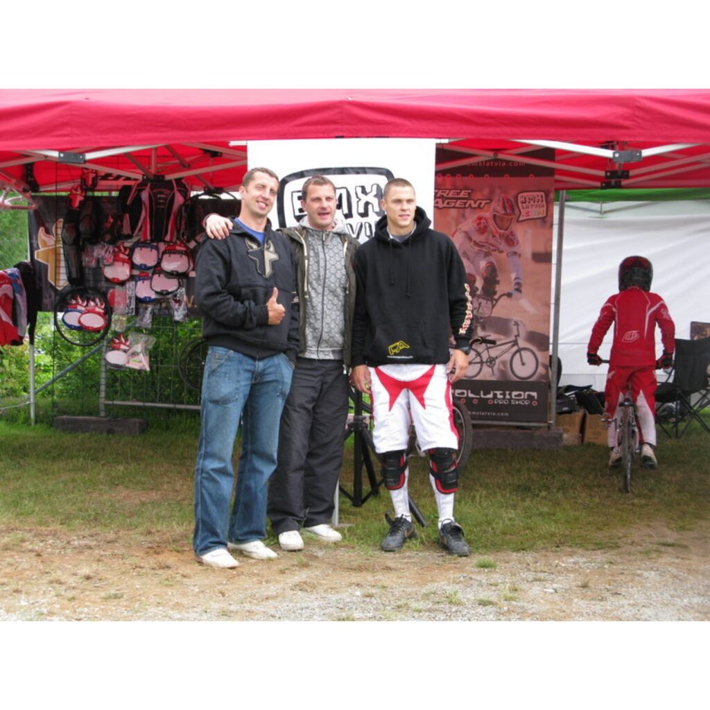 6. jūnijā Smiltenes BMX kluba „Silvas Ziķeri” un Valkas „Alko” sportisti piedalījās 21. Latvijas Nacionālā BMX čempionāta 2. posmā un Valmieras pagasta kausa izcīņā Open un Super Pro grupās. Trasē bija ko redzēt, azartiskas un dinamiskas...
Autors: Santa Sinka