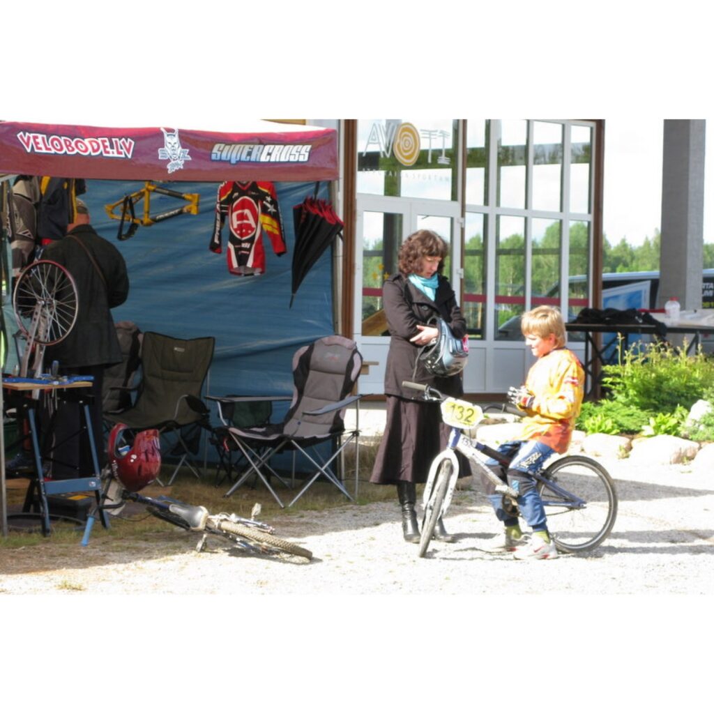 6. jūnijā Smiltenes BMX kluba „Silvas Ziķeri” un Valkas „Alko” sportisti piedalījās 21. Latvijas Nacionālā BMX čempionāta 2. posmā un Valmieras pagasta kausa izcīņā Open un Super Pro grupās. Trasē bija ko redzēt, azartiskas un dinamiskas...
Autors: Santa Sinka
